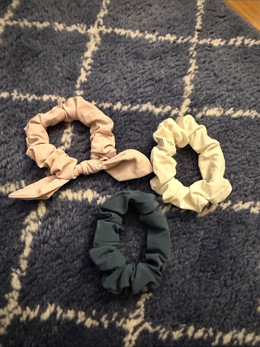 lululemon athletica Scrunchie set in Blush, white and a grey blue. OS